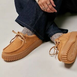Clark’s Torhill Bee Platform Sneaker in light tan nubuck